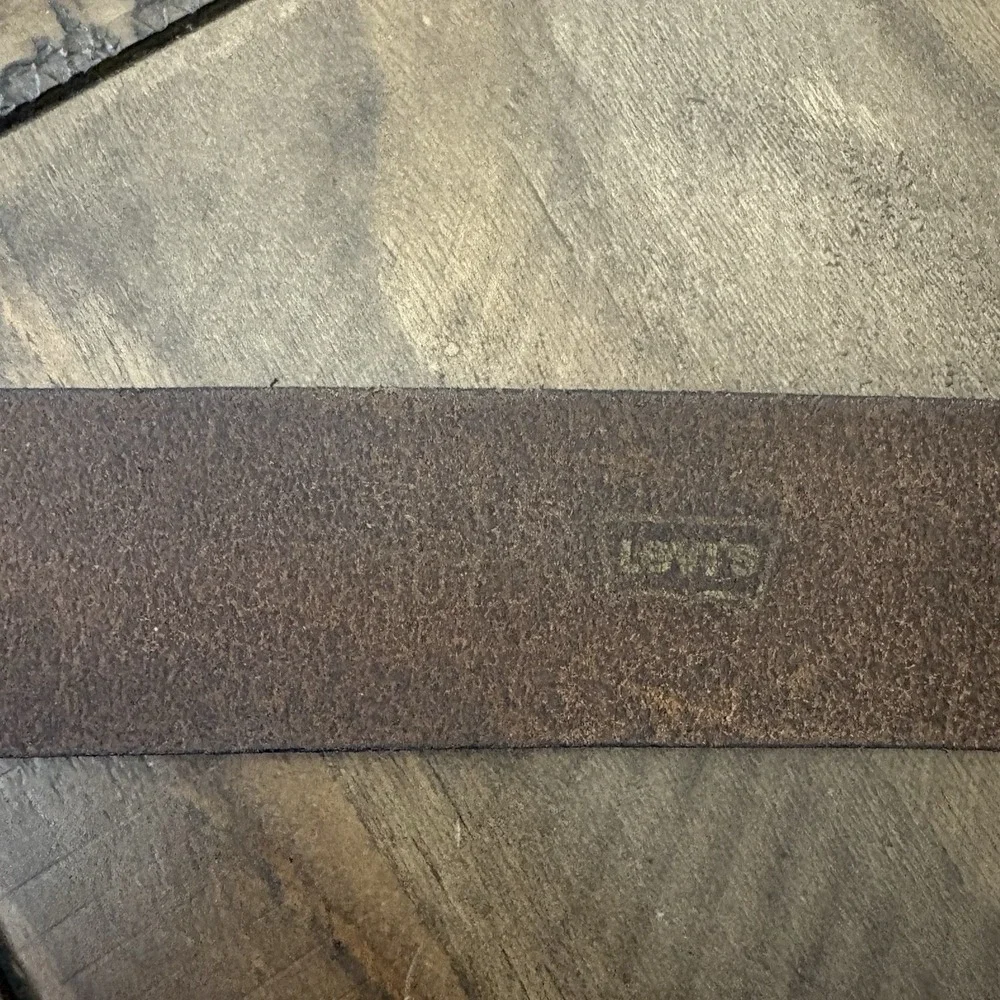Levi's Embossed Logo 100% Soft Leather Belt Brown Size 40 VINTAGE